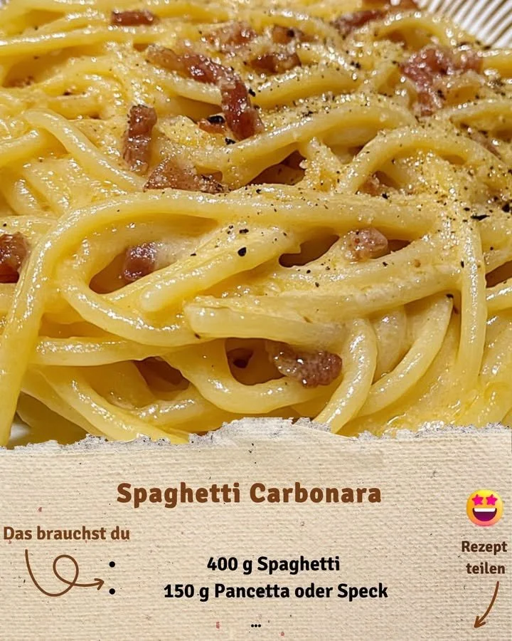Teller mit Spaghetti Carbonara, bestreut mit Parmesan und schwarzem Pfeffer