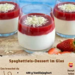 Leckeres Spaghettieis-Dessert im Glas mit Erdbeersoße und Sahne