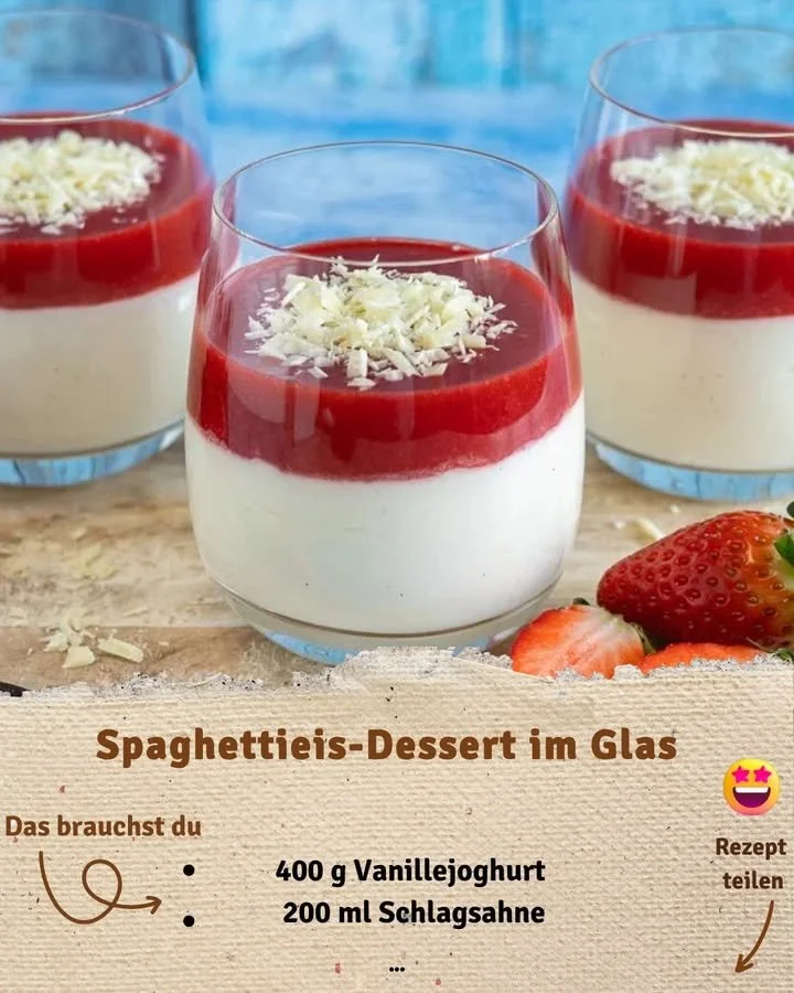 Leckeres Spaghettieis-Dessert im Glas mit Erdbeersoße und Sahne
