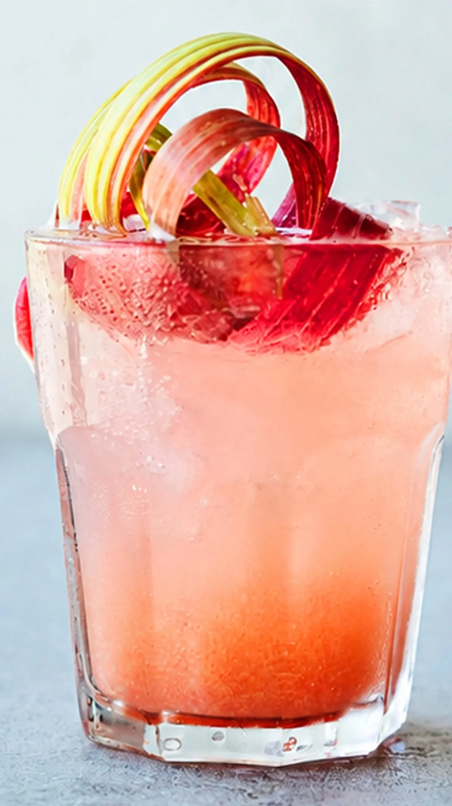 Erfrischendes, spritziges Rhubarb-Getränk, alkoholfrei und einfach zuzubereiten.