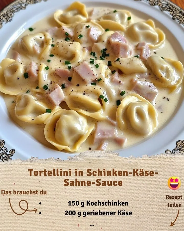 Tortellini in Schinken-Käse-Sahne-Sauce serviert auf einem Teller