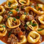 Rindfleisch-Tortellini in cremiger Tomaten-Sahnesauce serviert