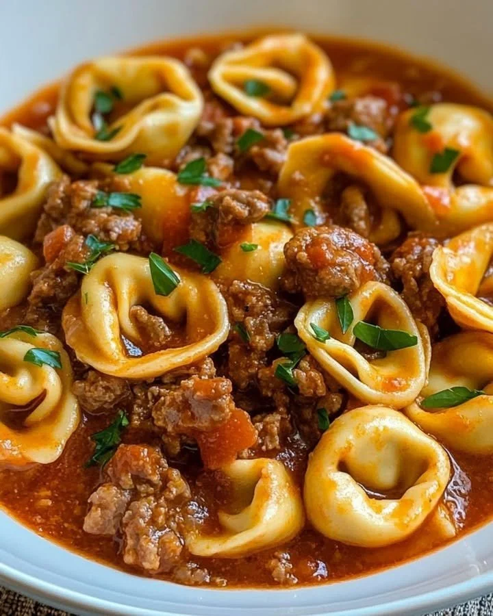 Rindfleisch-Tortellini in cremiger Tomaten-Sahnesauce serviert