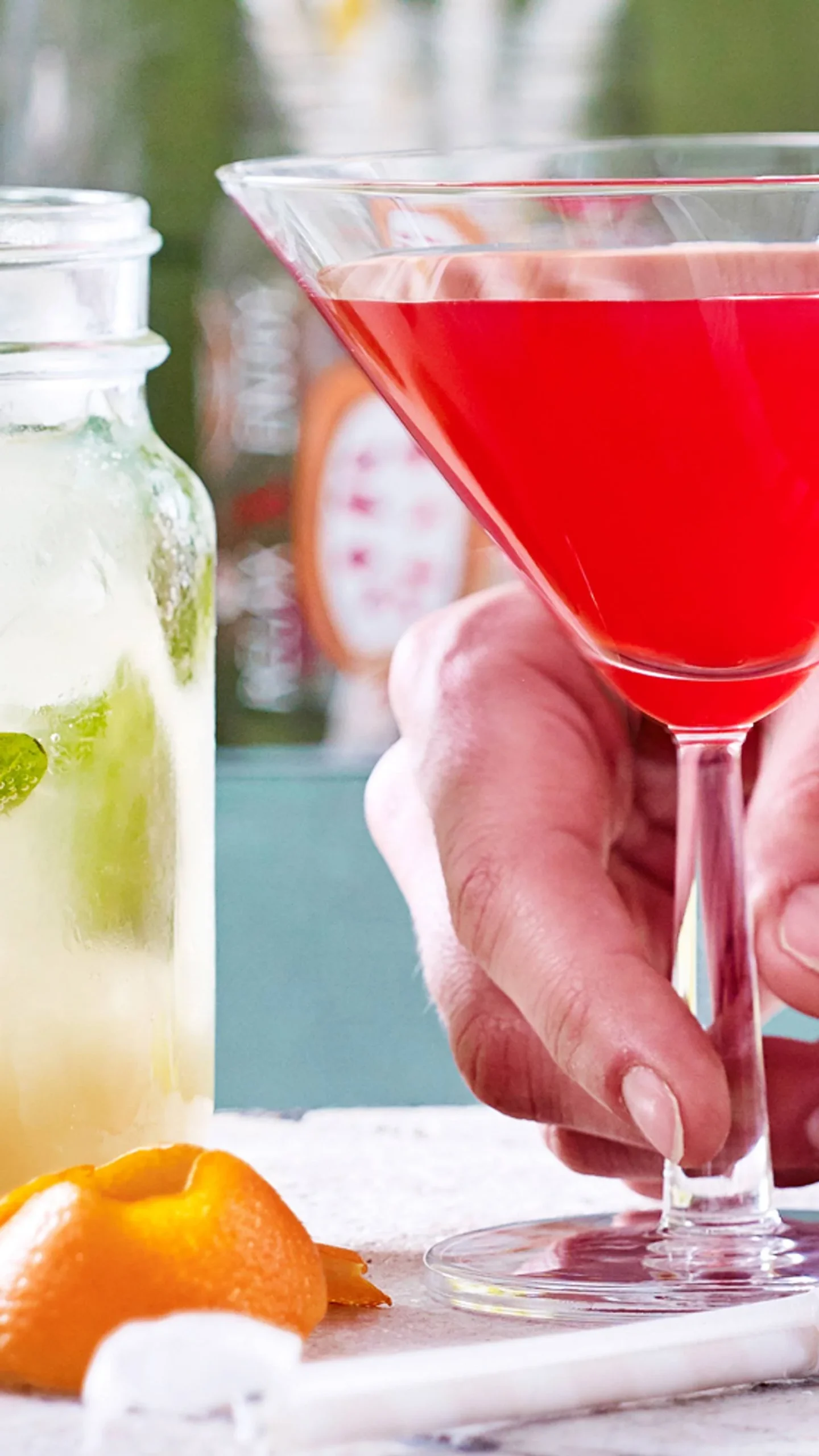 Virgin Cosmopolitan Getränk in einem eleganten Glas mit Limettenscheibe