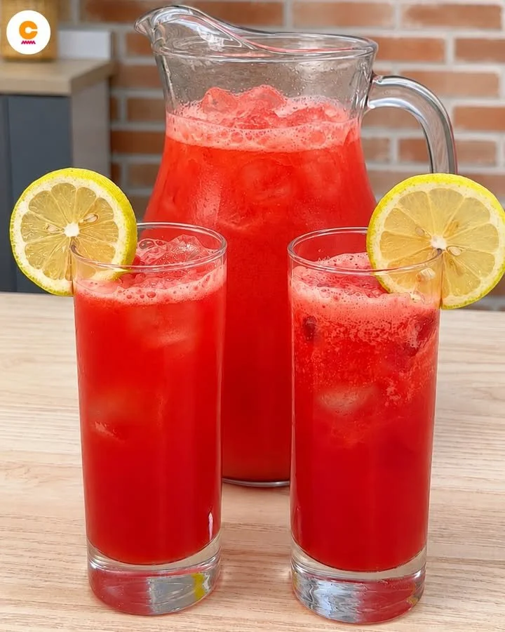 Erfrischende Wassermelonenlimonade in einem Glas mit frischen Melonenstücken