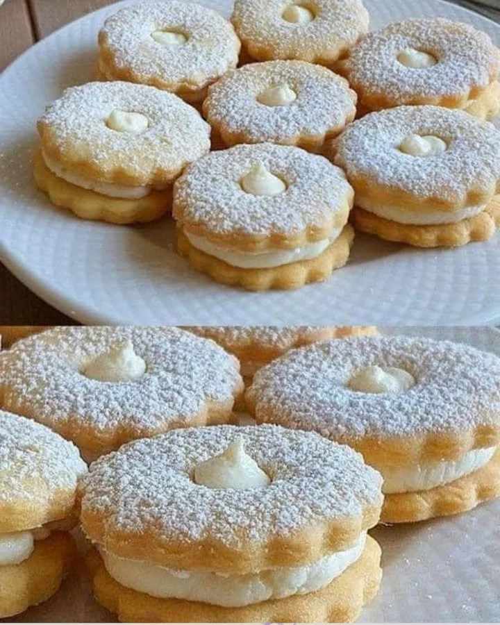 Leckere weiße Schokoladen-Cookies frisch gebacken auf einem Teller