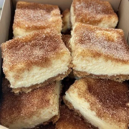 Ein leckerer Zimt Käsekuchen auf einem Teller mit Zimtstangen