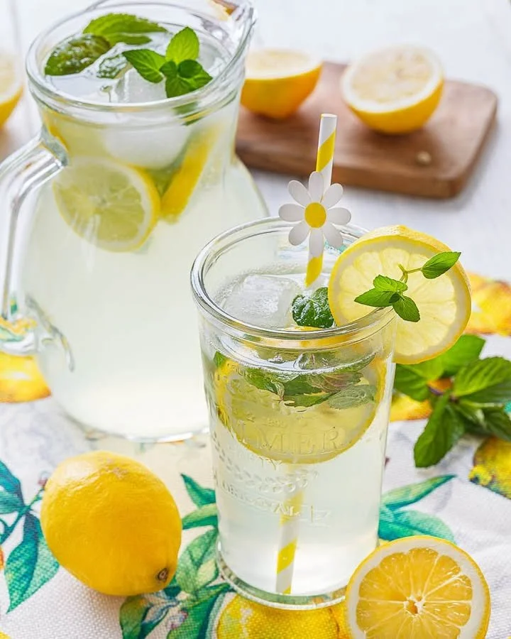 Erfrischende Zitronenlimonade in einem Glas mit Zitronenscheiben