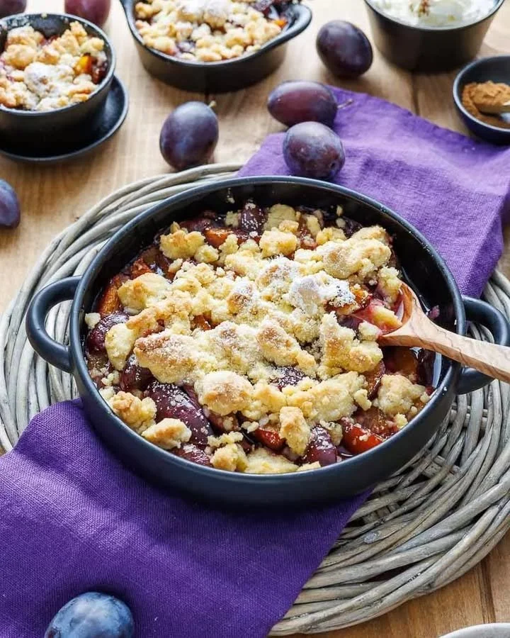 Leckeres Zwetschgen-Crumble mit frischen Zwetschgen und knuspriger Streuselschicht