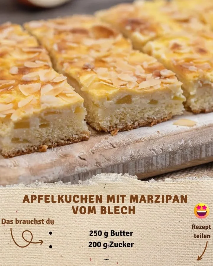 Apfelkuchen mit Marzipan vom Blech auf einem hölzernen Tisch serviert