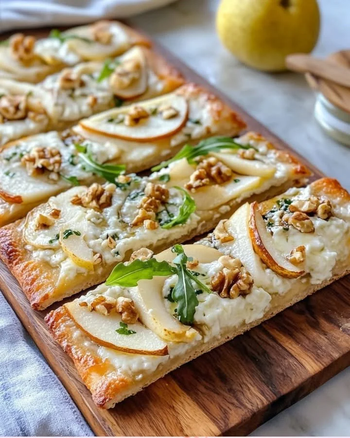 Birnen-Gorgonzola-Fladenbrot mit Walnüssen, frisch gebacken und appetitlich präsentiert.