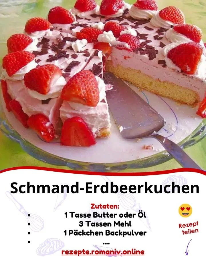 Erdbeerkuchen mit Schmand auf einem Teller, dekoriert mit frischen Erdbeeren.