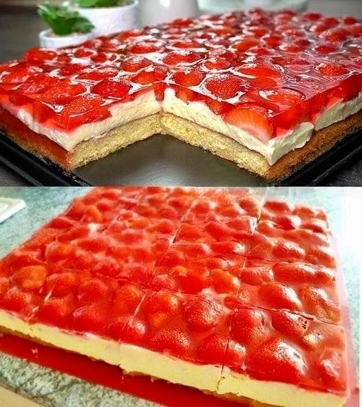Erdbeerkuchen mit Vanillecreme auf einem weißen Teller