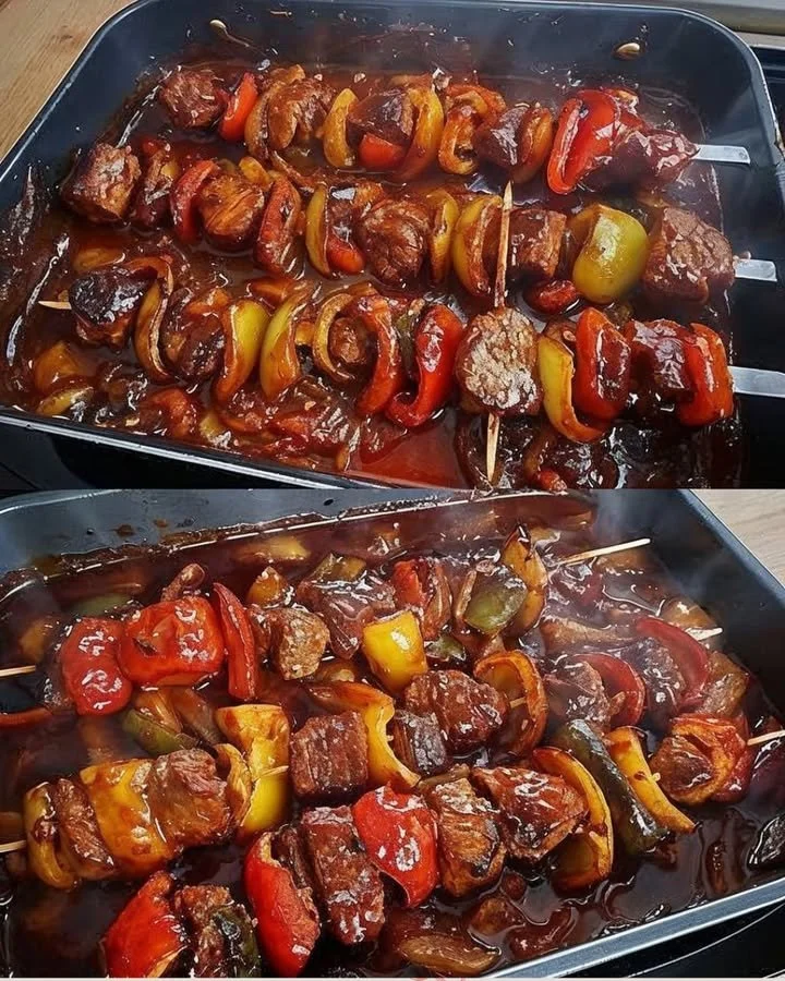 Wurst-Spieße mit hausgemachter Schaschliksoße auf einem Grill