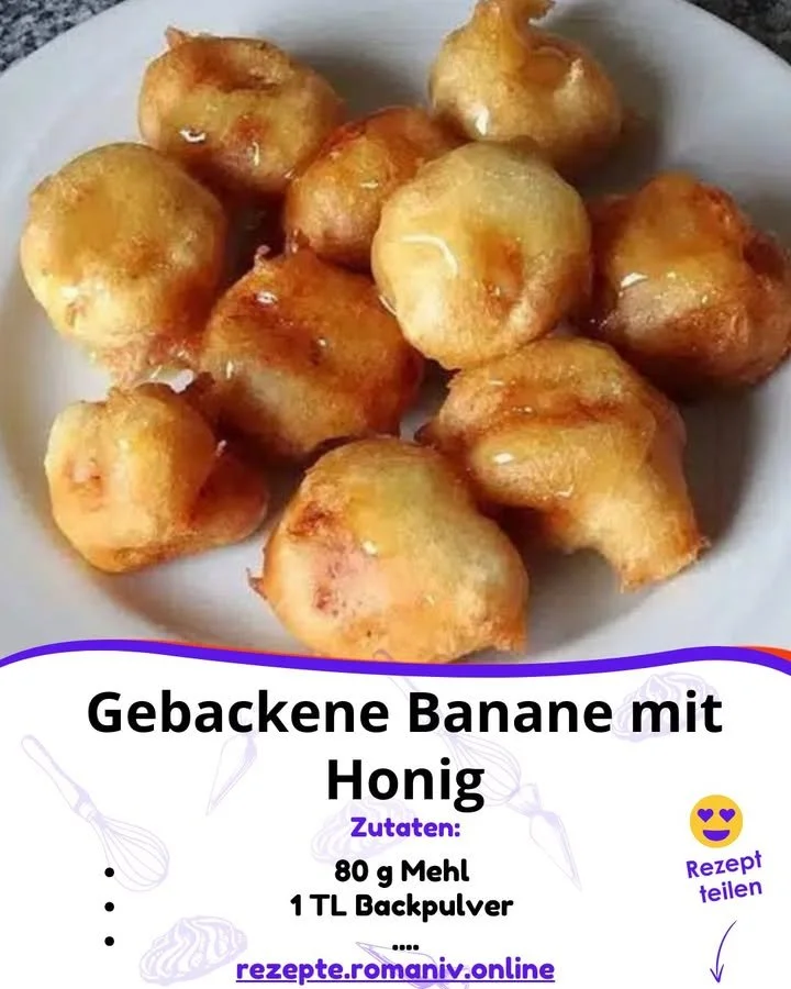 Gebackene Banane mit Honig auf einem Teller, serviert mit frischen Früchten.