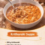 Eine herzhafte Nudelsuppe in einer Schüssel, garniert mit frischen Kräutern.