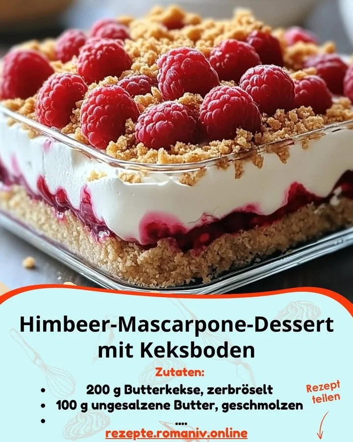Himbeer-Mascarpone-Dessert mit Keksboden auf einem Teller serviert
