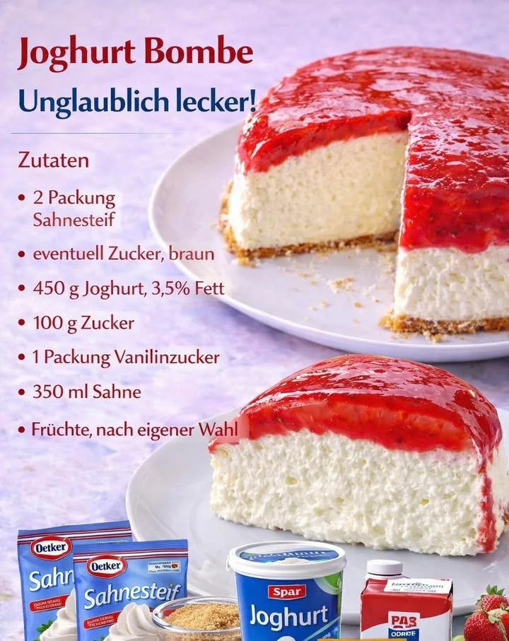 Leckere Joghurt Bombe auf einem Teller serviert, dekoriert mit frischen Früchten.
