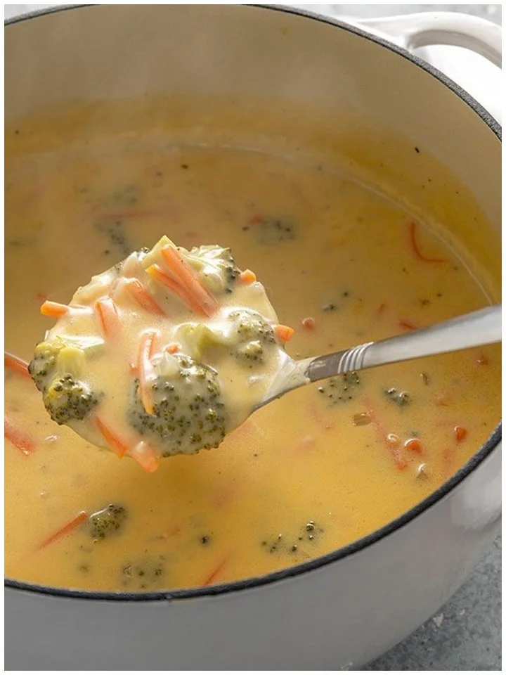 Bowl mit Low-Carb Brokkoli-Käse-Suppe garniert mit frischem Käse und Kräutern