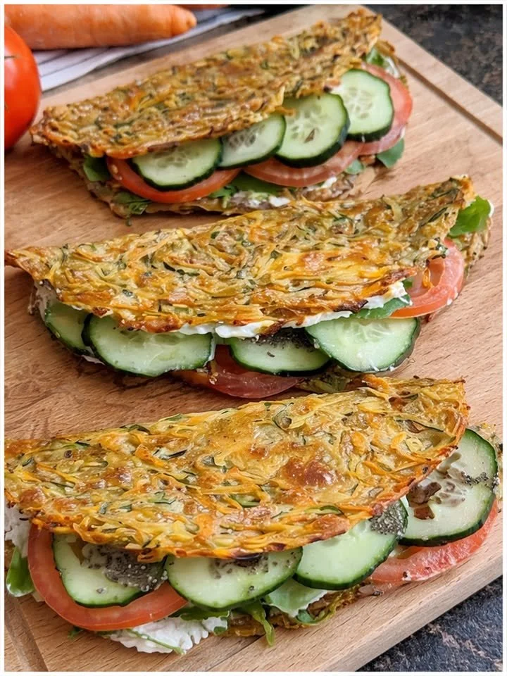 Low Carb Crispy Zucchini Cheese Sandwich mit geschmolzenem Käse und knusprigem Zucchini