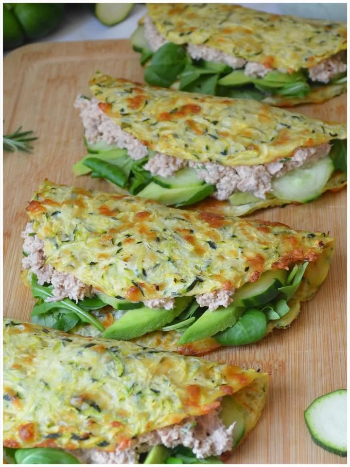Zucchini-Omelett-Taschen gefüllt mit Thunfisch auf einem Teller