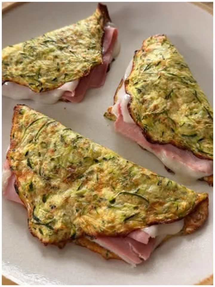 Leckeres Low-Carb Zucchini-Toast mit Käse und Putenbrust