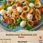 Mediterraner Pasta-Salat mit Pesto in einer Schüssel, frisch serviert.