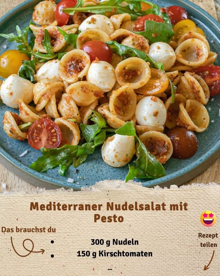 Mediterraner Pasta-Salat mit Pesto in einer Schüssel, frisch serviert.