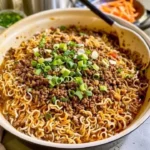 Schüssel mit Mongolian Beef Fleischbällchen-Nudeln in Eintopf
