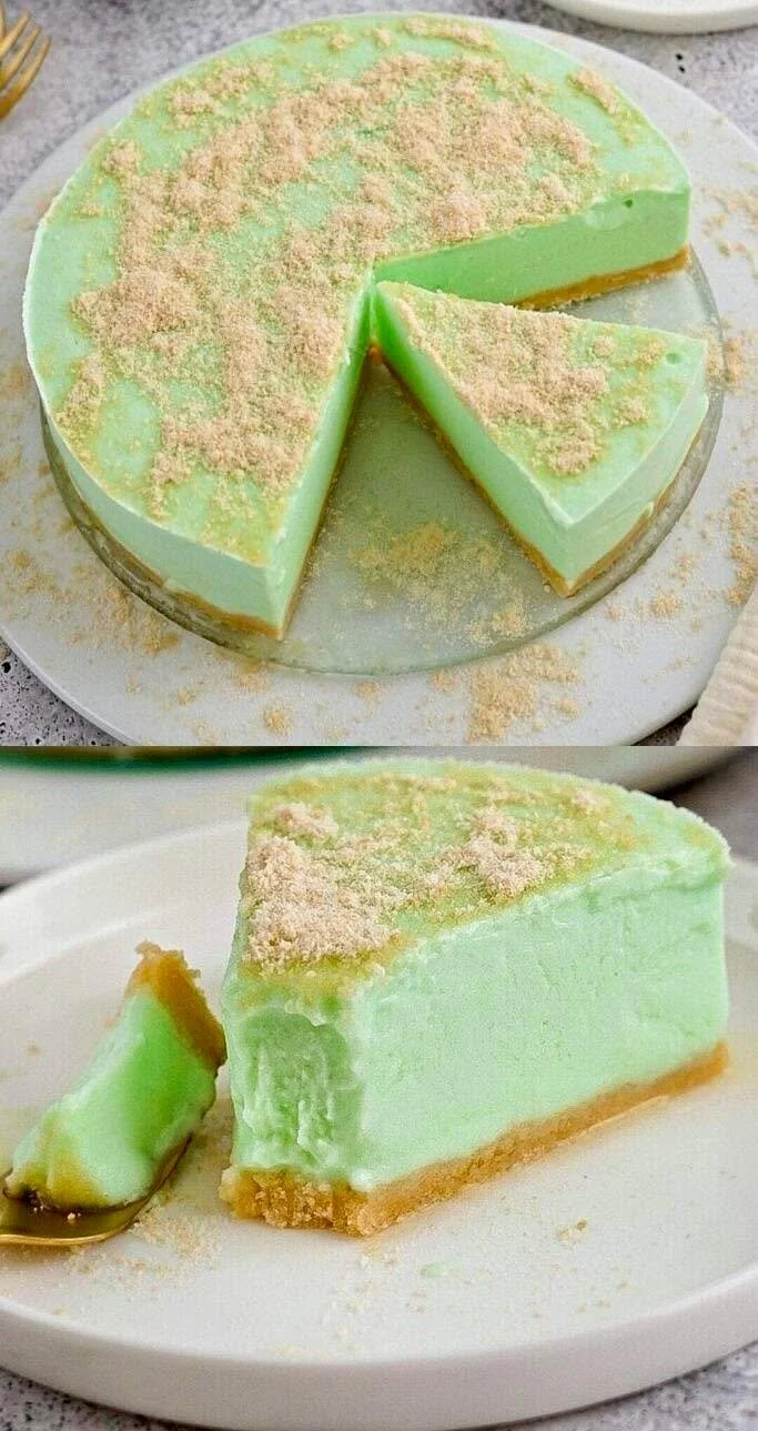Philadelphiatorte mit frischen Früchten und Sahne, ein perfektes Dessert.