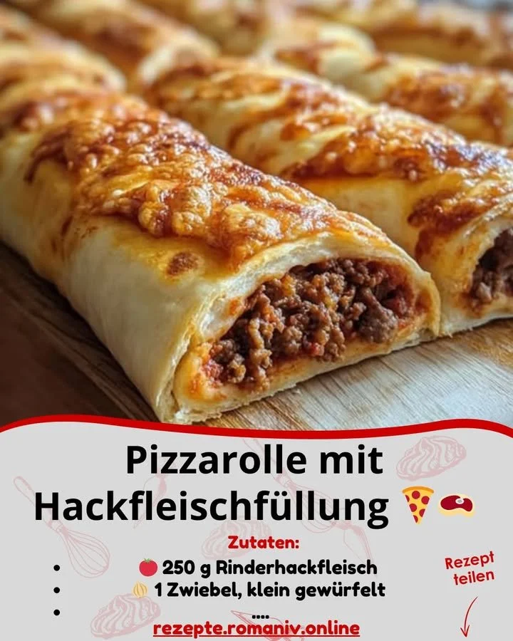 Pizzarolle mit Hackfleischfüllung auf einem Holzbrett serviert