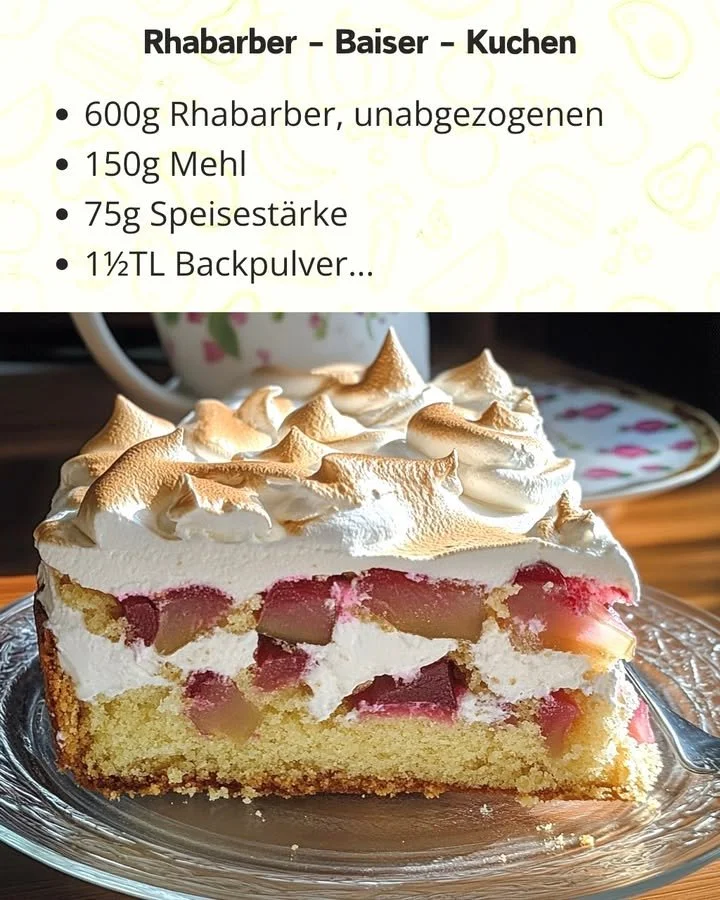 Delikater Rhabarber-Baiser-Kuchen mit frischem Rhabarber und schaumigem Baiser-Topping.