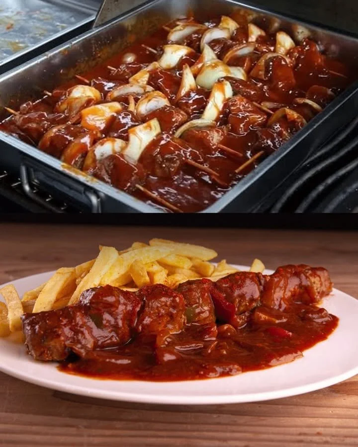 Schaslik-Gericht auf einem Grill, inspiriert von der Pommesbude.