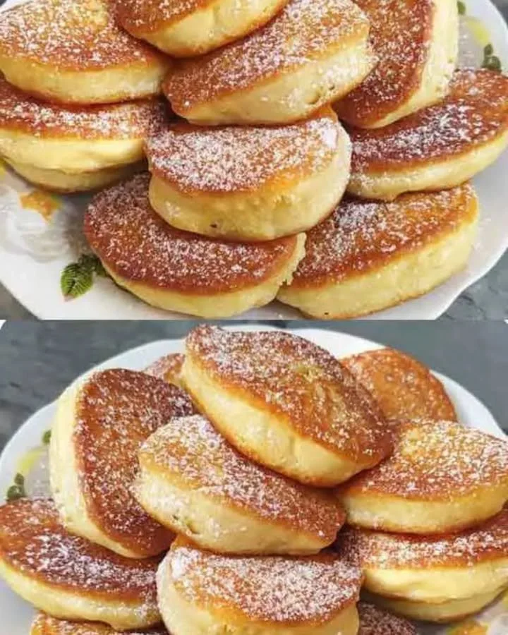 Leckere Quarkpfannkuchen auf einem Teller mit frischen Früchten und Puderzucker