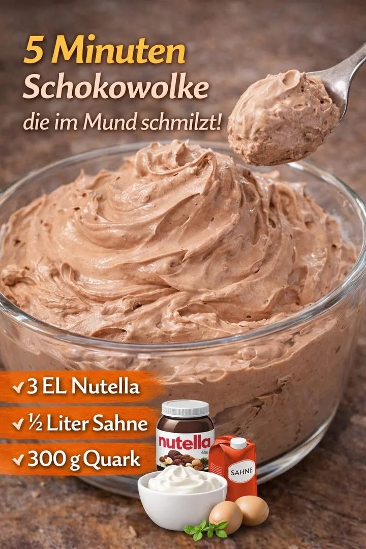 Schokocreme in einem Glas auf einem Tisch, bereit zum Genießen.