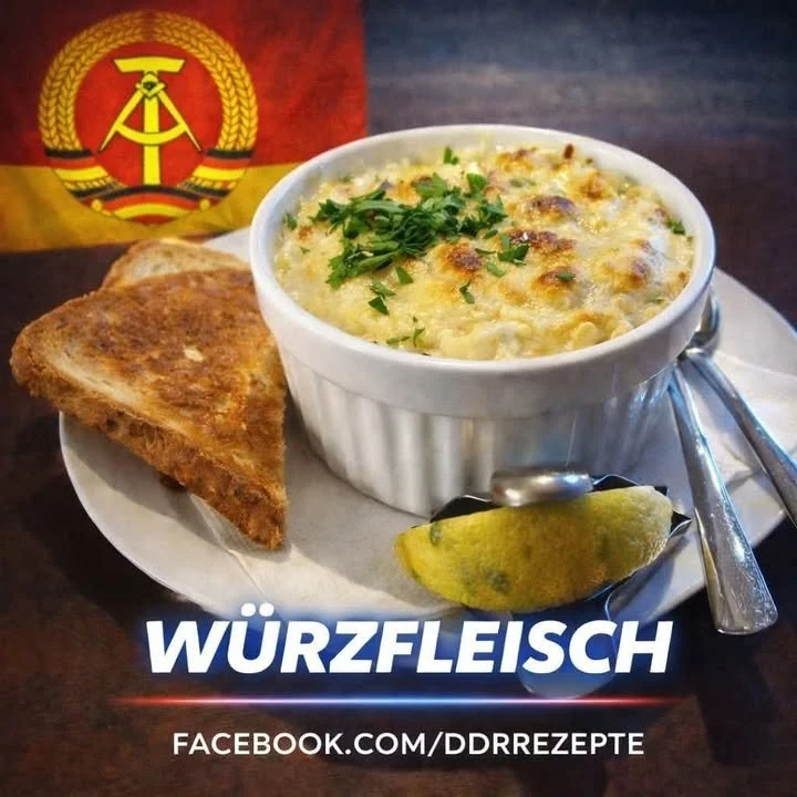 Überbackenes Würzfleisch aus saftigem Fleisch, überbacken mit Käse