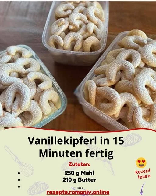 Vanillekipferl frisch gebacken und dekoriert auf einem Teller