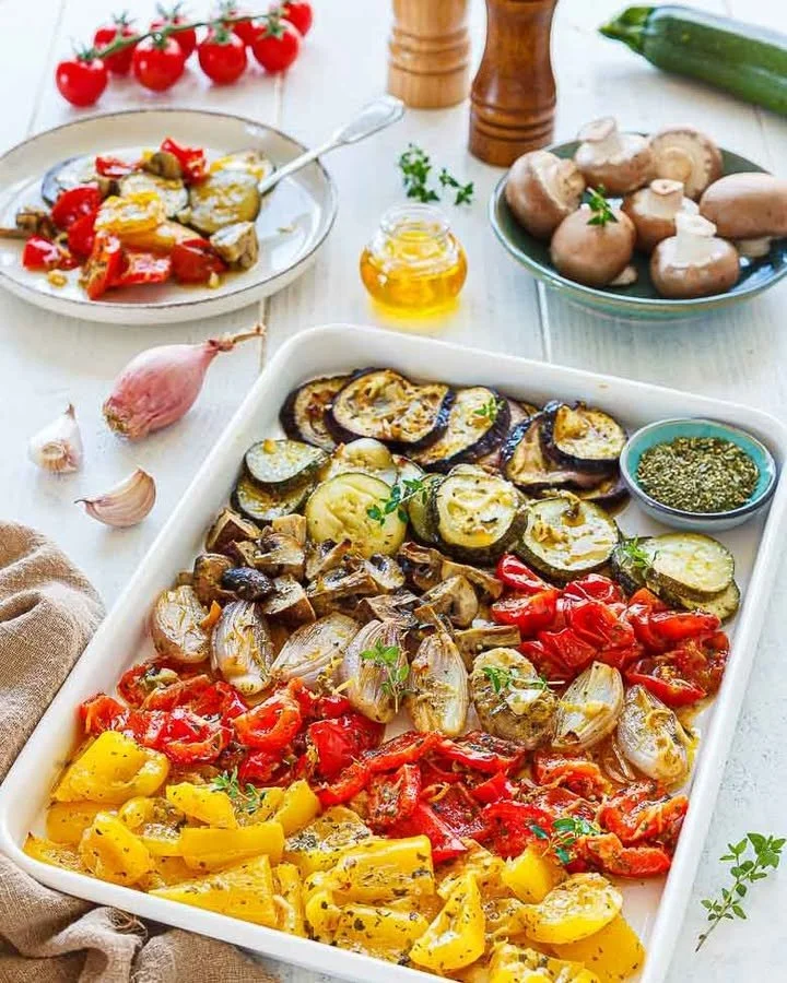 Antipasti aus frischem Gemüse auf einem stilvollen Servierteller