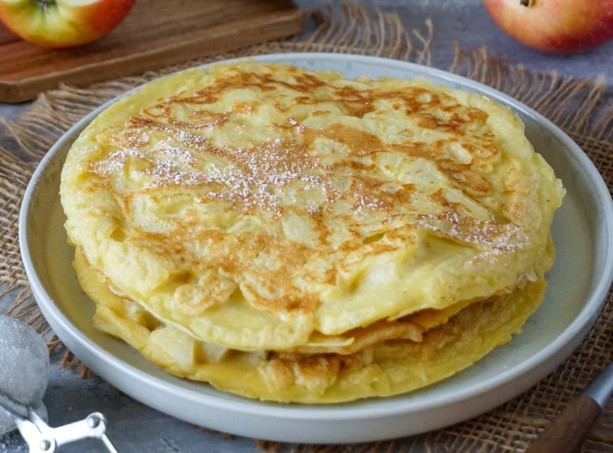 Fluffige Apfelpfannkuchen mit Äpfeln, serviert auf einem Teller