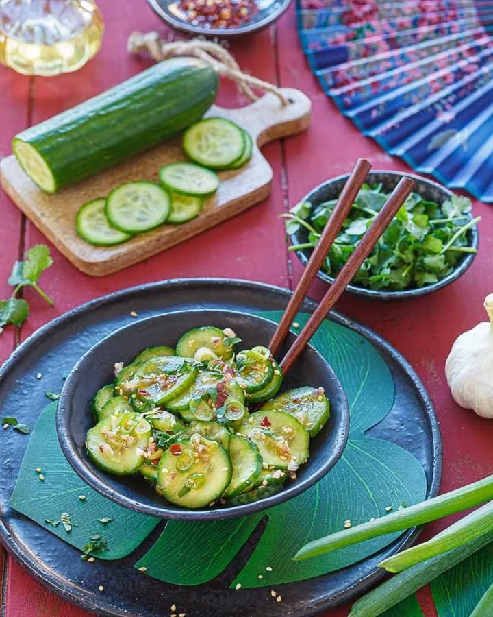 Asiatischer Gurkensalat mit Sesam und Sojasauce als erfrischendes Rezept.