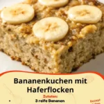 Bananenkuchen mit Haferflocken auf einem Holzbrett serviert