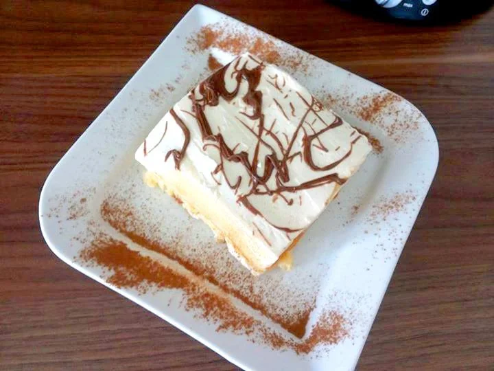 Biskuit-Bananenkuchen mit Mascarponecreme auf einem Teller