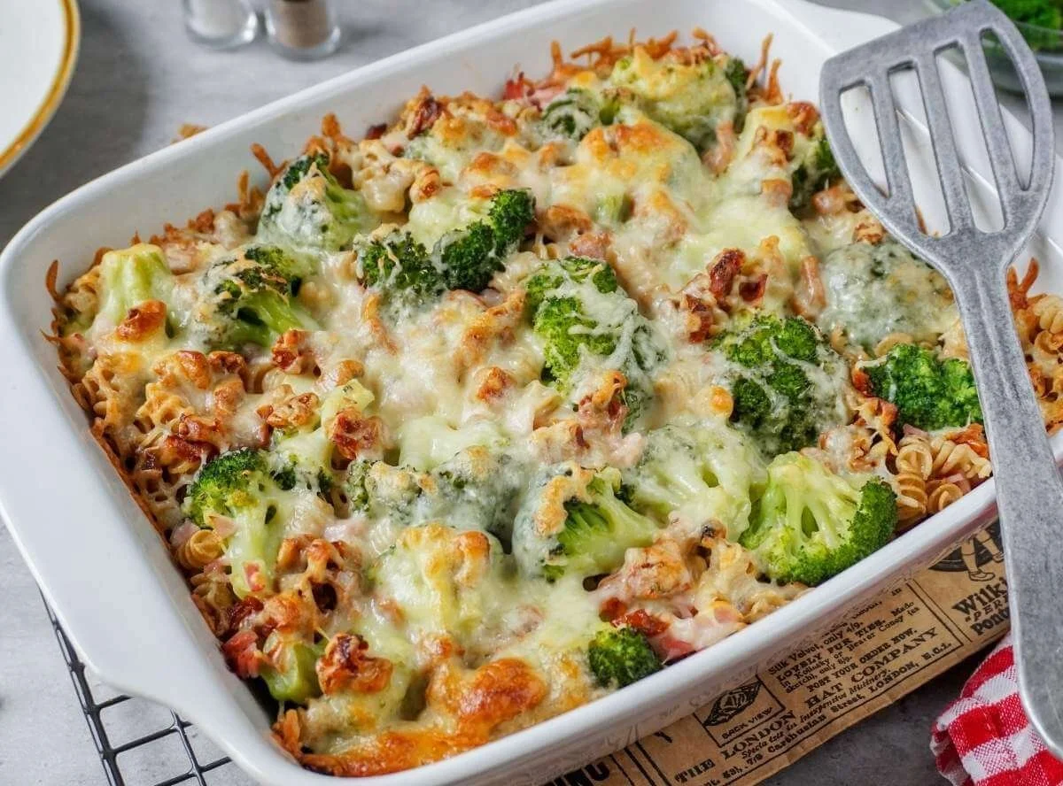 Leckerer Brokkoli-Nudelauflauf aus frischem Gemüse und Pasta