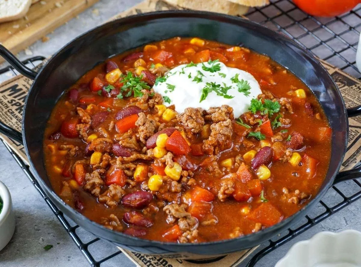 Leckeres Chili con Carne auf einem Teller, fertig zum Servieren