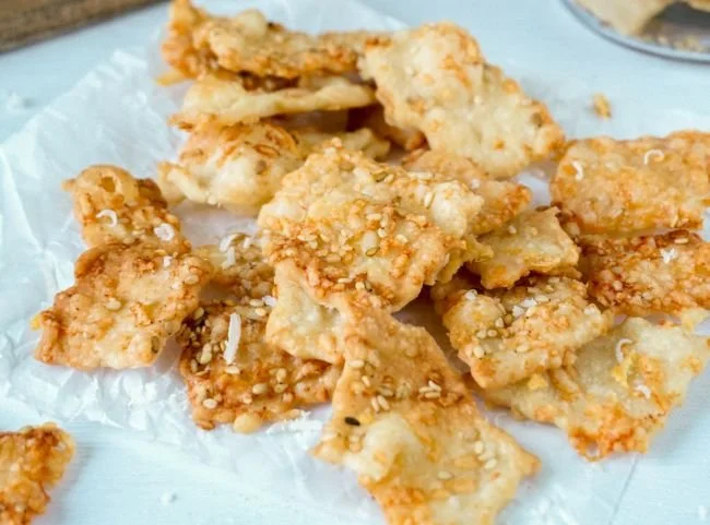Leckere Dinkel Cracker auf einem Teller mit Dip