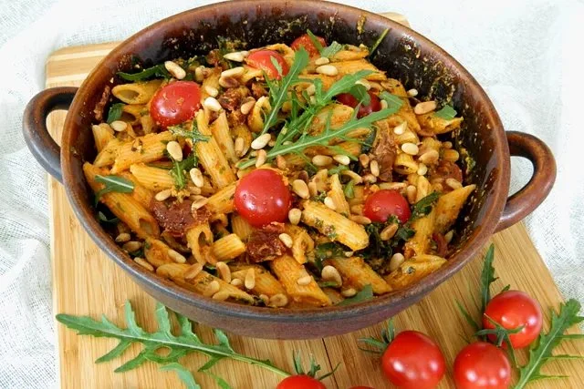 Eckis italienischer Nudelsalat mit Pesto von Kiristini auf einem Teller