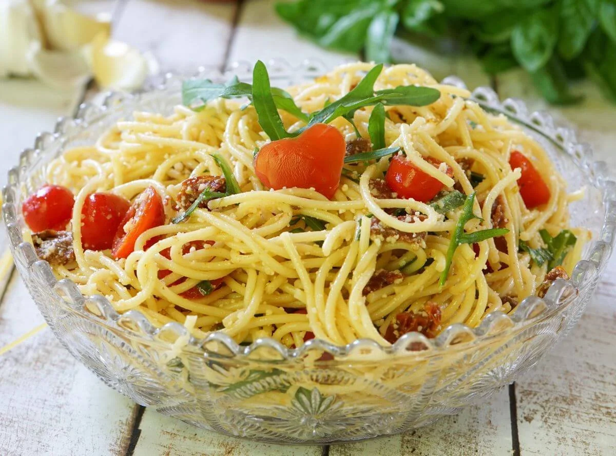 Einfacher italienischer Spaghettisalat mit frischen Zutaten und dressing