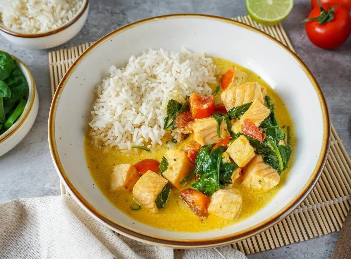 Fischcurry mit Tomaten und Kokosmilch in einer Schüssel serviert