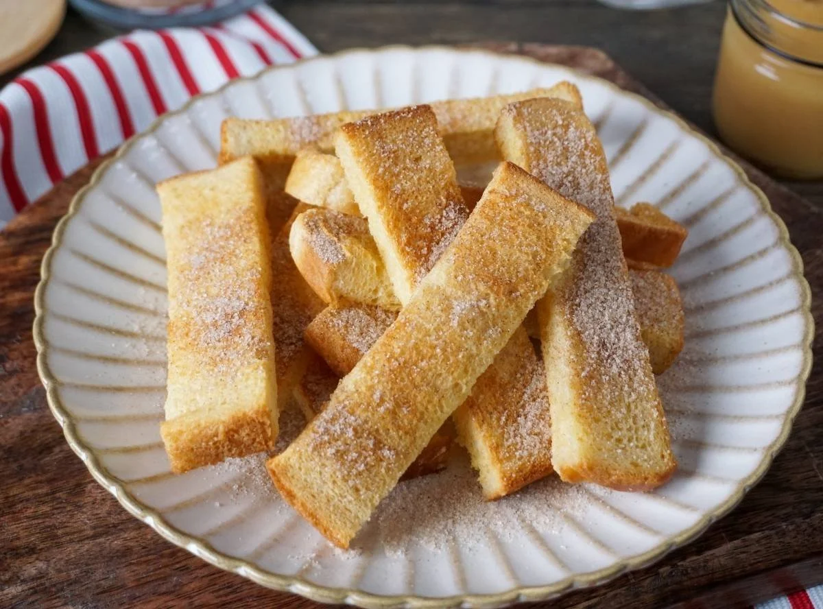 Köstliche French Toast Sticks aus der Heißluftfritteuse auf einem Teller