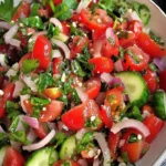 Frischer türkischer Tomatensalat mit frischen Zutaten und Gewürzen